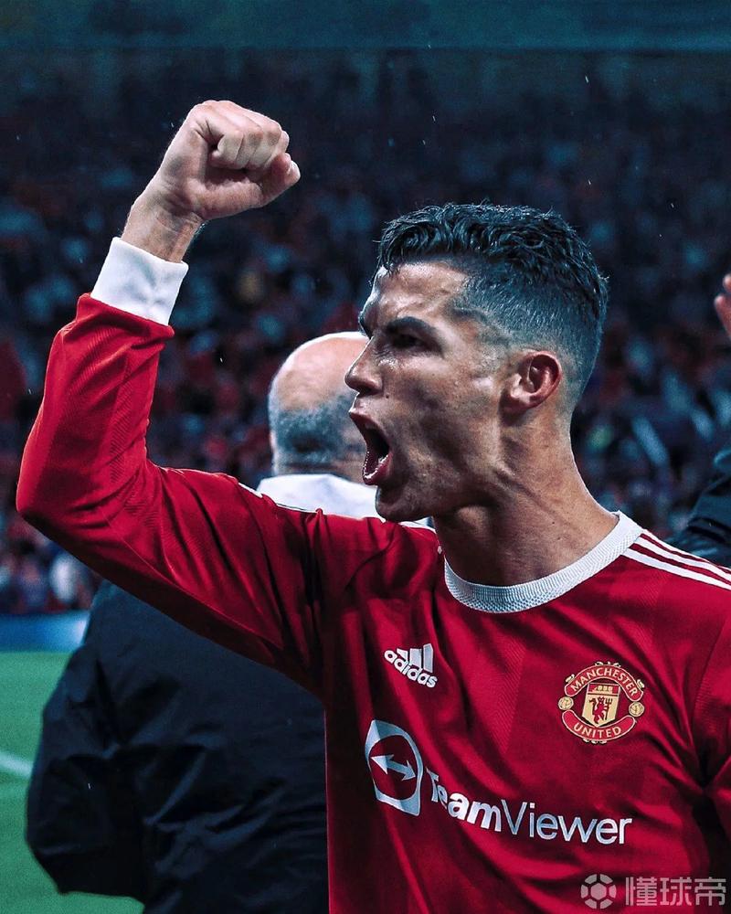 内马尔在桑托斯关键比赛中上演帽子戏法，助球队保级成功，展现坚韧与决心。