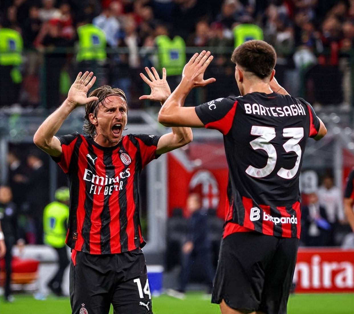 足坛悲喜一夜！AC米兰0-1爆冷被淘汰，13场不败终结，曼联1-1被绝平