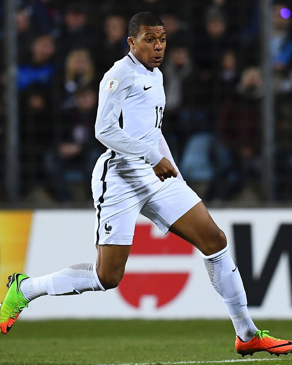 创造历史！弗拉格成为NBA历史上单场助攻上双最年轻的球员